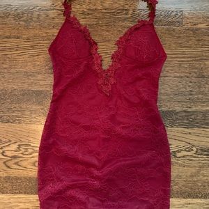 Tobi burgundy lace padded halter backless dress